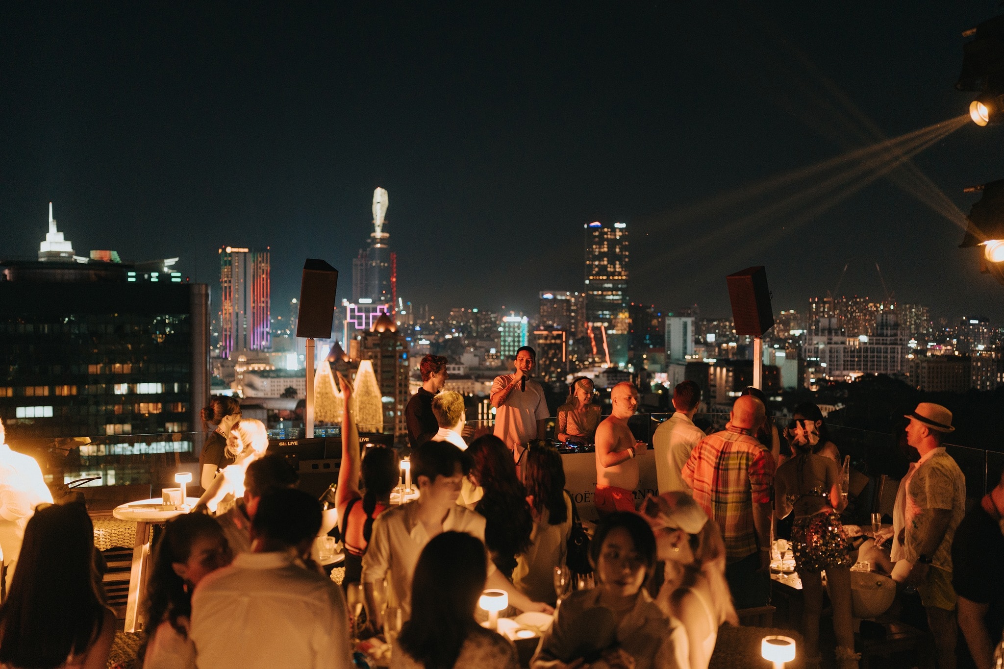 Everyone was immersed in the most vibrant music and enjoyed the most bustling moment